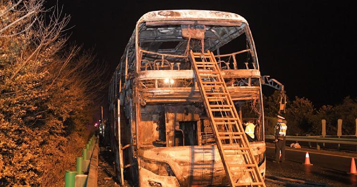 В Китае сгорел автобус с туристами: 26 человек погибли на месте / В Китайской Народной Республике загорелся туристический автобус. Случилось это на скоростной трассе в городе Чандэ (провинция Хунань). В результате 26 человек погибли на месте, еще 28 пострадали.