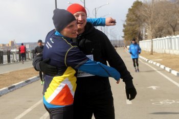 Забег дружбы на Амуре: на дистанциях у границы с Китаем иностранцы помогали друг другу