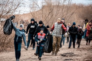 Чемпионы мира и Европы вооружились граблями и очистили берег Зеи и Бурхановки от мусора