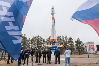 В аэропорту Благовещенска открыли памятник космодрому Восточный под гимн Дмитрия Рогозина