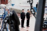 Экипажам первых пограничных кораблей вручили жареных поросят