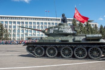 Люди, танки, кони: полторы тысячи военнослужащих прошли по Благовещенску победным маршем (фото)