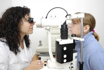 От «соринки в глазу» — до слепоты: как при синдроме сухого глаза не запустить болезнь