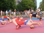 70 амурских и китайских спортсменов показали на набережной Благовещенска ушу и приемы борьбы