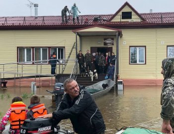 Жители Норска не поддаются на уговоры и ждут спада воды на крышах (фото, видео)