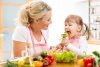 «Ешьте сами!»: советы нутрициолога, как приучить ребенка есть овощи