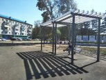 В Райчихинске возле обновленного фонтана поставили навесы от палящего солнца