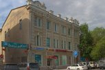 Рабочие пробили стену столетнего особняка в Благовещенске для установки железной двери