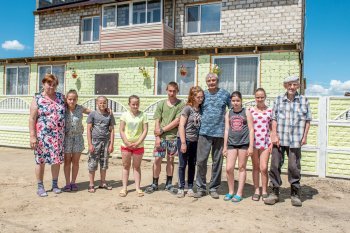 «Не зря муж родился в День защиты детей»: амурская семья воспитывает второе поколение сирот