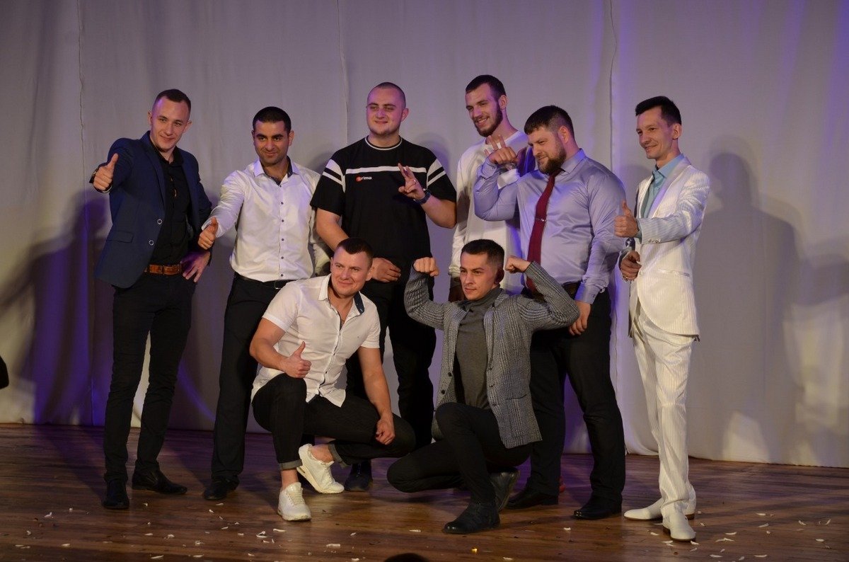 Восемь мужчин поборются за звание «Мистер Белогорск» / В Белогорске завершился первый этап городского конкурса «Мистер Белогорск-2019». Отборочный тур прошел 13 октября в местной школе искусств. В нем поучаствовало восемь мужчин.