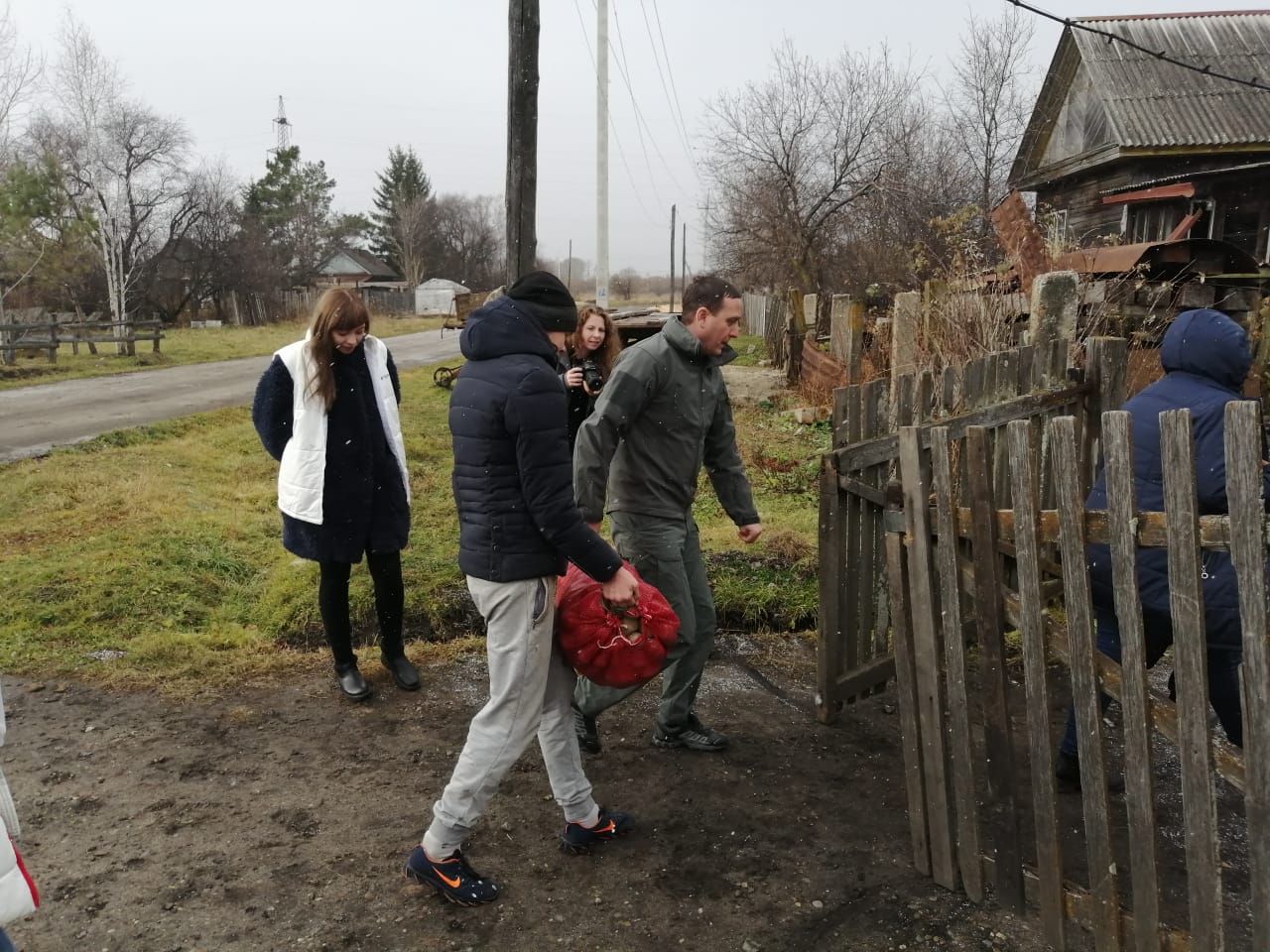 Многодетная семья амурская область. Нищие многодетные. Многодетные семьи Амурские. Многодетная семья из Амурской области. Малоимущие семьи Михайловский район село Михайловка.