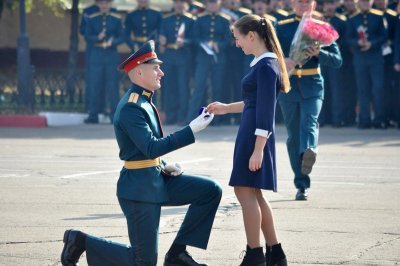Офицер ДВОКУ позвал девушку замуж на плацу и самый юный диджей в мире: утро с «Амурской правдой»