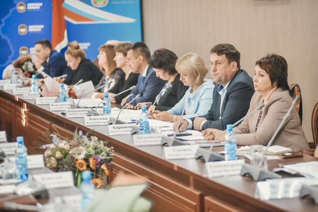Доходы амурского бюджета выросли на 6,5 миллиарда рублей за счет крупных инвестпроектов / Доходы и расходы областного бюджета обсудили на заседании правительства Приамурья во вторник, 22 октября. С января по сентябрь доходы казны составили 45,1 миллиарда рублей. Из них собственные мобилизованы в объеме 33,9 миллиарда. Прирост за девять месяцев к аналогичному периоду в прошлом году составил 24 % или 6,5 миллиарда рублей.