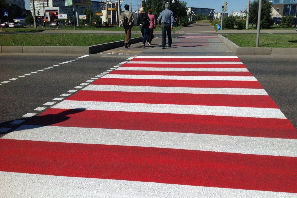 Переход на красный пешеход. Красно белая разметка. Красно белая разметка на дороге. Цвета дорожной разметки. Бело красный пешеходный переход.