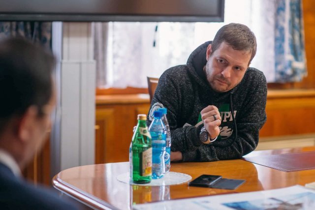 Спецкор «Взгляд.ру» Юрий Васильев: «Пользуюсь любым поводом поглядеть на Россиюшку» / О жизни в России можно судить по-разному. По заголовкам информагентств, по сюжетам федеральных новостей, по сводкам МЧС, в крайнем случае — по фотографиям и комментариям в «Инстаграме». Но лучше — по репортажам специального корреспондента «Взгляд.ру» Юры Васильева. «Почему мы должны быть ленивыми и нелюбопытными и не знать то, что у нас происходит в стране», — его вопрос не требует ответа. Поэтому любопытный и не ленивый Васильев, облетевший за последние годы 35 регионов, знает, что заставляет плакать губернатора Забайкальского края, как в Кургане чиновникам закручивают гайки, кто «изгонял» киргизов из Якутии и что в Благовещенске строят витрину России перед Китаем. По пути в командировку в Ромненский район, занявшему в обе стороны около семи часов, Юрий Васильев рассказал «Амурской правде» о трагикомедии российской жизни, заблуждениях о Дальнем Востоке и возврате к старой доброй журналистике. 