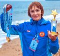 «Ношу три пары рукавиц»: амурская чемпионка мира по зимнему плаванию боится морозов