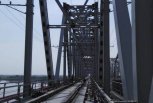 Железнодорожное полотно установлено на строящемся мосту через Зею