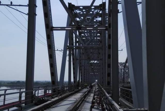 Железнодорожное полотно установлено на строящемся мосту через Зею / Строители завершили монтаж железнодорожного полотна на мосту через реку Зею. Переход возводится на участке Сковородино — Белогорск. Бригады смонтировали 984 метра рельсов.