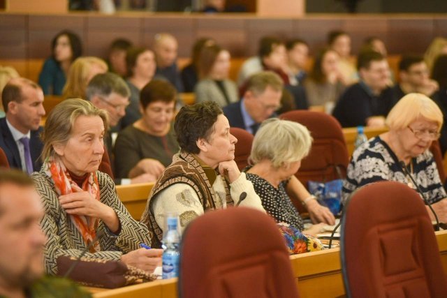 Фото: amurobl.ru Приамурье направит больше половины расходов бюджета на социальную сферу / В Законодательном собрании Амурской области прошли общественные слушания по формированию бюджета региона. Как и в предыдущие годы он будет социально-ориентированным. Больше половины расходов, 54 % или 33 миллиарда рублей, пойдут на социальную сферу.