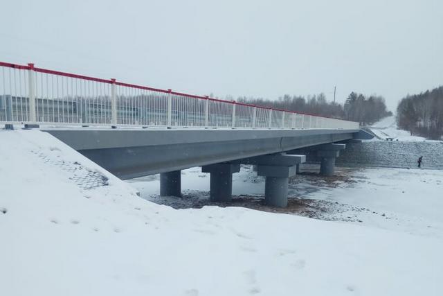 На трассе Серышево — Новокиевский Увал заработал новый мост / Новый мост взамен перехода 34-летней давности появился на трассе Серышево — Новокиевский Увал. Эта дорога соединяет два района области — Серышевский и Мазановский. Мост расположен на 73 километре автодороги.