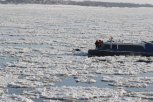 В Благовещенске нетрезвого рыбака унесло на льдине (видео)