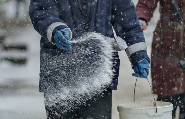На прогулку с солью: мэрия Благовещенска предложила горожанам «засолить» дорожки у домов / Из-за сложившихся прошедшего ночью ледяного дождя гололедица образовалась не только на дорогах Благовещенска, но и во дворах многоквартирных домов. Главный способ борьбы с наледью — это подсыпка реагентами. Самый простой из них — обычная соль. «Если дворники не справляются, можно посыпать солью пространство возле своих подъездов, дорожки, ведущие к дому», — предлагают жителям города в мэрии.