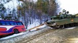 В Приамурье танк вытаскивал слетевший с трассы автобус