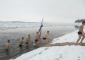 Моржи из ДВОКУ проплыли с флагом морской пехоты между льдами Амура и Зеи