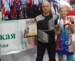 «Тренируется дома»: школьница-гиревик из амурской глубинки стала чемпионкой России
