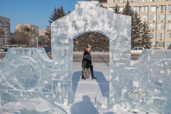 Ледовая изгородь и первые снежные фигуры: как в Благовещенске строят новогодний городок