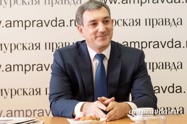 Василий Орлов: «Плох тот, у кого все планы сбылись» / «2019 год для Амурской области был ярким», — констатирует губернатор Василий Орлов. И с ним трудно не согласиться. В уходящем году регион пережил многое — хорошее и плохое. Историческую стыковку моста через Амур и старт строительства уникальной канатной дороги между Благовещенском и Хэйхэ, ввод газопровода «Сила Сибири» и новые запуски с космодрома Восточный. А еще — масштабное наводнение, от которого пострадали тысячи людей и последствия которого область ликвидирует до сих пор. Что удалось, к чему только стремится Орлов и его команда и при чем тут звезды — глава региона рассказал в большом интервью «Амурской правде».