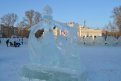 Площадь Белогорска впервые украсили ледовые скульптуры с подсветкой