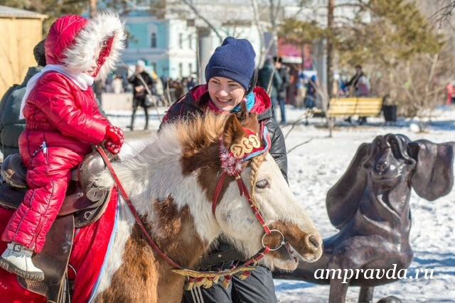 Амурчан приглашают на новогоднее конное представление / Покататься в запряженных санях, а также верхом на лошадях и пони смогут сегодня все желающие. В 14 часов конноспортивный клуб «Аллюр» проведет бесплатное праздничное шоу для детей и взрослых.