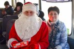 Мэр Тынды стала Снегурочкой и поздравила пассажиров автобуса
