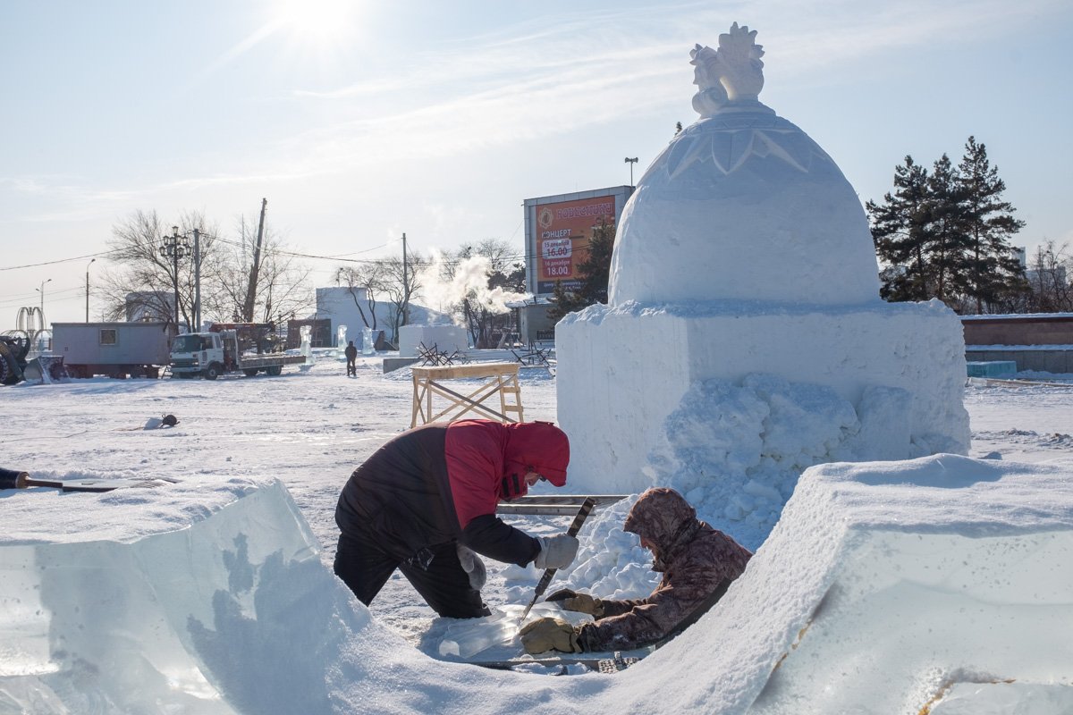 Вместо фигур. Ледовый городок Благовещенск 2022. Снежный городок в Минусинске. Ледовый городок в Благовещенске Амурской 2022. Снежный городок Благовещенск 80-е.