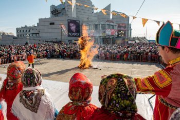 Гори синим пламенем: вместе с чучелом Масленицы благовещенцы сожгли свои обиды и несчастья (фото)