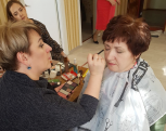 70-летние амурчанки-инвалиды плакали от счастья после бесплатного макияжа и прически