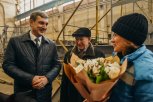 Василий Орлов подарил цветы в честь 8 Марта строительницам кораблей