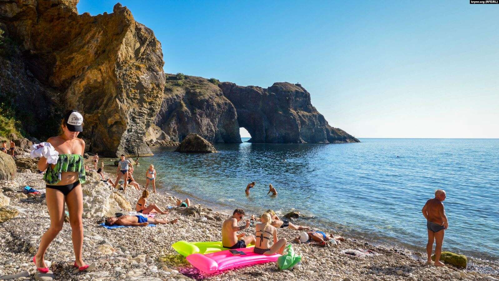 Крым отдых опасно ли. Крым море люди. Крым море туристы. Крым отдых люди. Отдыхающие в Крыму фото.