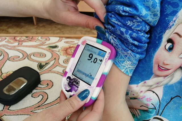 Фото: Пресс-служба министерства здравоохранения Амурской области Как врачи АОДКБ борются с диабетом и ревматоидными артритами у маленьких пациентов / «Я уже привыкла к канюле, через которую поступает инсулин, что даже не замечаю ее», — признается юная пациентка отделения нефро-эндокринологии Амурской областной детской клинической больницы (АОДКБ) Ксюша Л. У девятилетней благовещенки сахарный диабет первого типа. Благодаря специальному устройству, инсулиновой помпе, теперь девочке в школе не приходится прятаться от посторонних глаз, чтобы узнать свой сахар и ввести инсулин, — прибор все делает сам. А у 10-летней Лии В. больше месяца держалась температура на отметке в 40 градусов: так ревматоидный артрит маскировался под другие заболевания. Жизнь ребенку спасли современнейшие препараты генной инженерии. О том, как сегодня помогают детям с сахарным диабетом и с ревматоидными болезнями? рассказали «Амурской правде» специалисты АОДКБ.