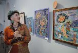Девочки и котики: выставка позитивных картин Анны Тюриной открылась в Амурском краеведческом музее