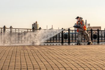 На набережную Благовещенска вылили 19 тонн дезраствора: фоторепортаж