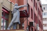 Возле благовещенской гостиницы поставили алюминиевую статую Владимира Ленина