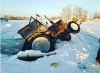 Амурские пожарные спасли водителя тонувшего трактора