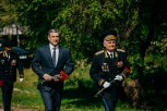 Амурский губернатор возложил цветы к памятнику в честь заключения Айгунского договора