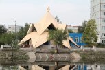 В благовещенском парке Дружбы начали разбирать аварийный «шахматный» домик