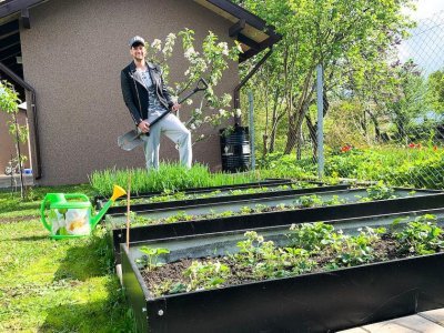 35-летие на карантине: Дмитрий Колдун обучает сына игре на гитаре и занимается огородом