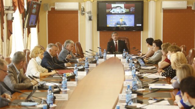 跨越Zeya的桥梁和因冠状病毒造成的损失:瓦西里·奥尔洛夫(Vasily Orlov)向代表们报告/在阿穆尔州(Amur Region),荣誉称号将给予运动员和医师,而不仅仅是文化人物。在这样的倡议下,联合俄罗斯派的代表出来了。 6月27日,星期六,阿穆尔州地区负责人瓦西里·奥尔洛夫(Vasily Orlov)向视频会议提交了一份视频报告,介绍了阿穆尔州州长和政府在视频会议模式下的活动,并听取了提案。