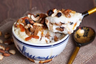 Каша с пенкой, сыром и ленивая: рецепты полезных и неизбитых злаковых завтраков от Марии Подручной
