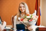 Спасла человека и пошла торговать мороженым: губернатор наградил смелую студентку